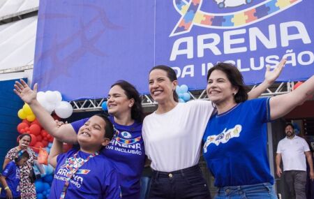 Michele Collins ao lado de Raquel Lyra, Priscila Krause e crian&ccedil;a na Arena da Inclus&atilde;o.