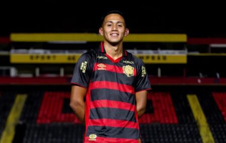 Rodrigo Atencio em an&uacute;nio pelo Sport.