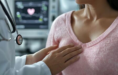 Mulher realizando exame de mama.