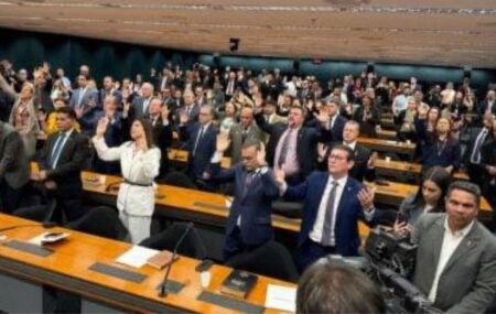 Cria&ccedil;&atilde;o da Bancada Crist&atilde; avan&ccedil;a na C&acirc;mara; saiba quais deputados votaram contra