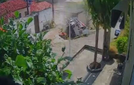 Momento em que caminh&atilde;o atinge casa em Olinda.