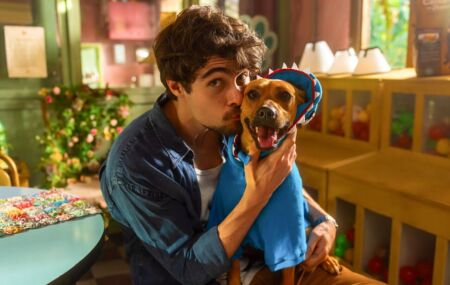 Ator Rafael Vitti e cachorro caramelo.