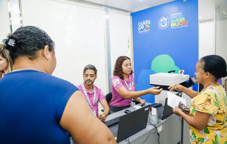 Atendimento na Carreta da Mulher Pernambucana.