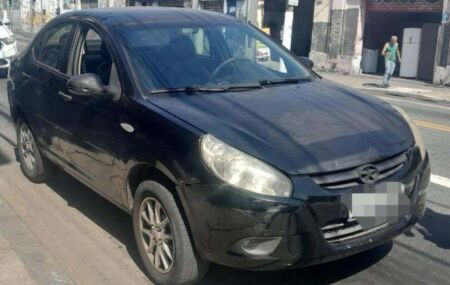 Carro apreendido pelo Detran.