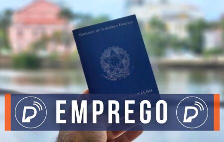 Carteira de trabalho com fundo no Recife, capital de Pernambuco.
