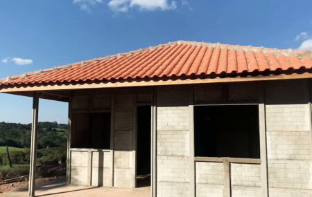Casa pr&eacute;-moldada de 45 m² vendida por R$ 42 mil no Mercado Livre. 
