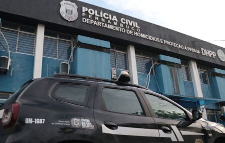 DHPP, no Recife e viatura da Pol&iacute;cia Civil.