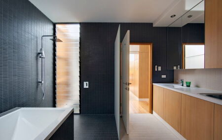 Chuveiro italiano, sem box de vidro, ganha espa&ccedil;o com design moderno. 