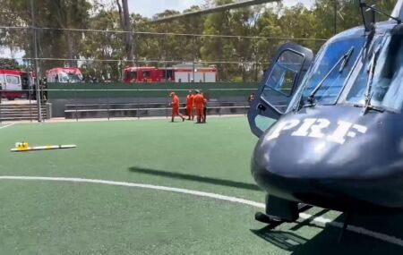 Menino sendo socorrido ap&oacute;s colis&atilde;o.