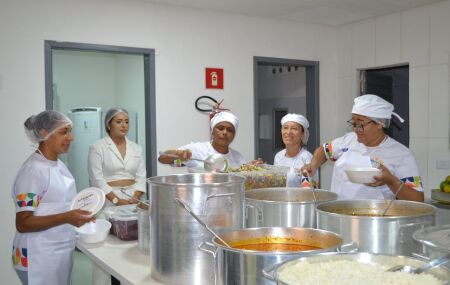 Cozinha comunit&aacute;ria.