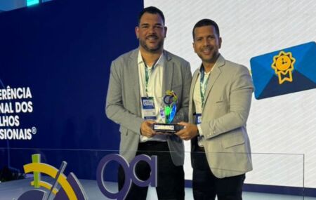 CREF12-PE recebe pr&ecirc;mio. 