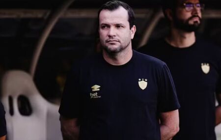 A sa&iacute;da do t&eacute;cnico foi comunicada ap&oacute;s uma reuni&atilde;o realizada pela manh&atilde;, na qual o profissional informou que n&atilde;o permaneceria para a temporada 2026.