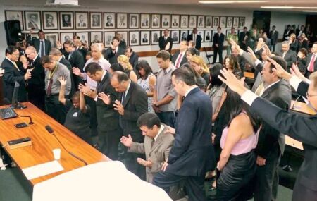 Deputados evang&eacute;licos em culto na C&acirc;mara Federal.