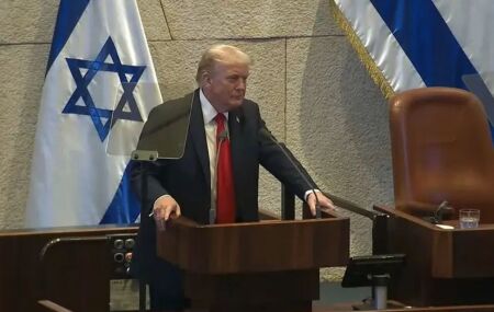 Donald Trump discursa no Knesset em um momento hist&oacute;rico, durante a cerim&ocirc;nia de retorno dos ref&eacute;ns israelenses.