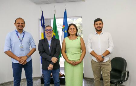 Prefeita Elcione com o secret&aacute;rio de Educa&ccedil;&atilde;o do Governo do Estado, Gilson Monteiro, e colaboradores 