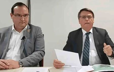 Ex-presidente da Funai ao lado de Bolsonaro.