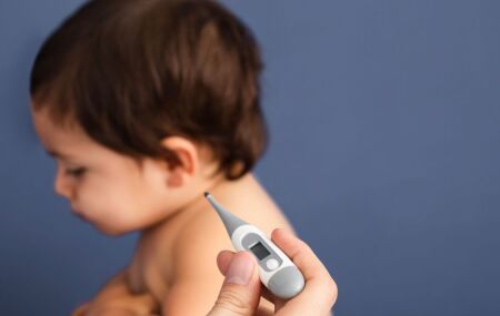 Crian&ccedil;a ap&oacute;s aferir temperatuda de febre.