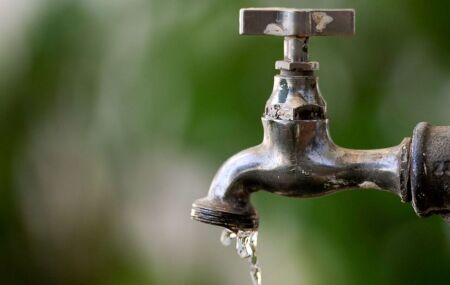 Torneira vazando &aacute;gua.