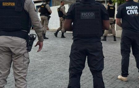 Agentes das pol&iacute;cias em opera&ccedil;&atilde;o contra foragido.