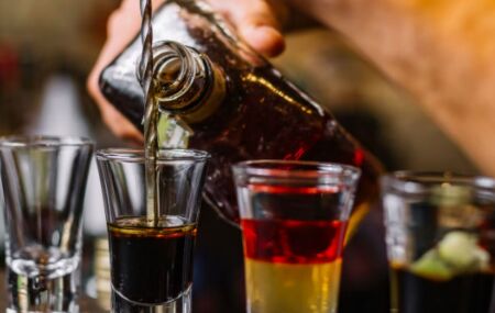 Risco de metanol em bebidas adulteradas.