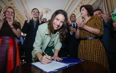 Raquel Lyra assina quatro ordens de sa&uacute;de. 