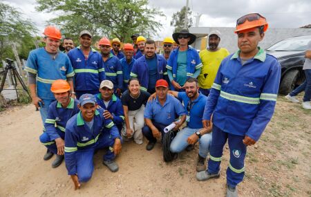 Governadora e trabalhadores na Estrada em Pernambuco