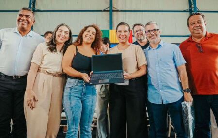 Governadora Raquel Lyra ao lado de professores.