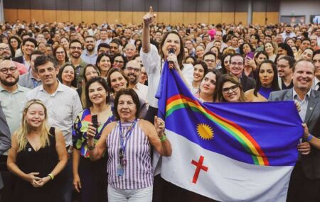 Governadora Raquel Lyra ao lado de servidores do estado.