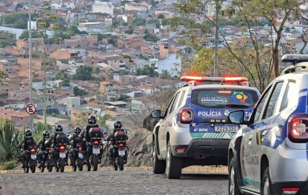 Viaturas e motocicletas da PMPE.