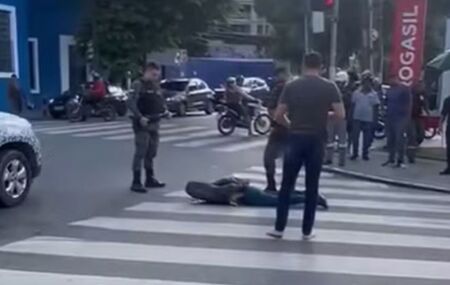 Momento em que homem &eacute; rendido por policiais.