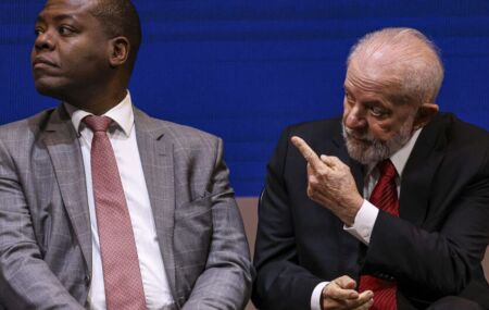 Lula ao lado do ex-ministro Silvio Almeida.