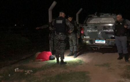 Momento em que homem &eacute; preso.