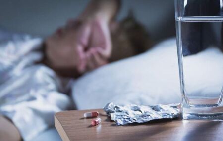 Pessoa com ins&ocirc;nia.