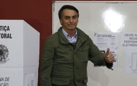 Jair Bolsonaro ao lado da cabine de vota&ccedil;&atilde;o na elei&ccedil;&atilde;o de 2018.