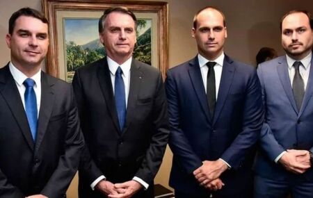 Jair Bolsonaro ao lado de seus filhos.
