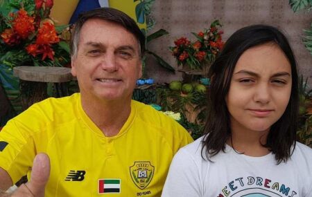 Jair Bolsonaro ao lado de sua filha.