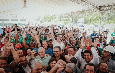 Governadora ao lado de pol&iacute;ticos da regi&atilde;o e trabalhadores da ind&uacute;stria da cana de a&ccedil;ucar.