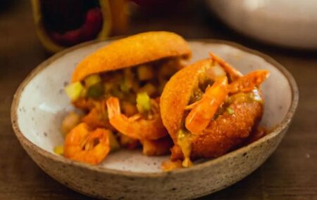 Acaraj&eacute;, comida t&iacute;pica da Bahia.