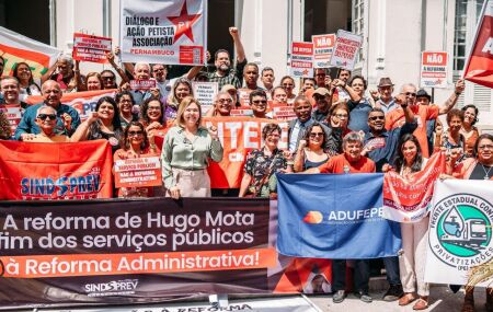 Liana Cirne junto a servidores p&uacute;blicos. 