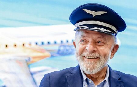Lula ganhou quepe de piloto de presente do presidente da Azul.