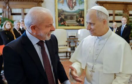 Lula se re&uacute;ne com papa Le&atilde;o XIV no Vaticano pela primeira vez.