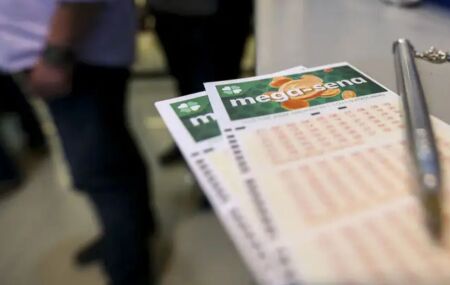 Tal&otilde;es da Mega-Sena em casa lot&eacute;rica.