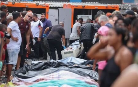 Mortos empilhados ap&oacute;s megaopera&ccedil;&atilde;o.