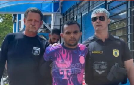 Suspeitos saindo do DHPP em dire&ccedil;&atilde;o &agrave; audi&ecirc;ncia de cust&oacute;dia.