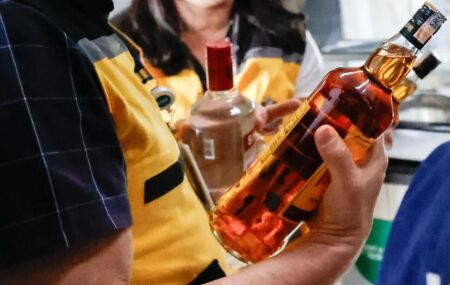 Agente verificando bebida alco&oacute;lica.