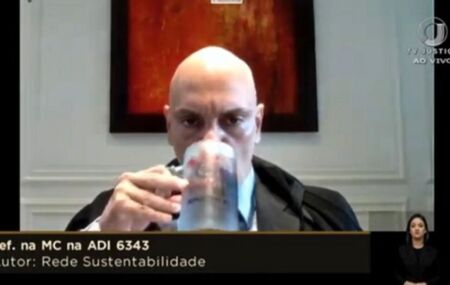 Ministro Alexandre de Moraes com caneca do Corinthians.