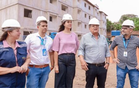 Mirella Almeida visita obras que v&atilde;o garantir 200 casas a fam&iacute;lias do Lava-Tripas em Olinda