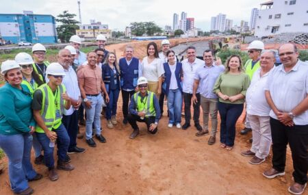 Mirella e governador em exerc&iacute;cio vistoriam obras. 