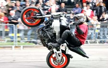 Motoqueiro faz o 'grau'.