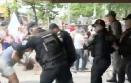 Protesto na qual mulher foi empurrada.